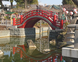 欄干が赤い橋のの写真
