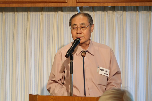 飯塚副支部長、第一部の司会で「黙祷」して開始